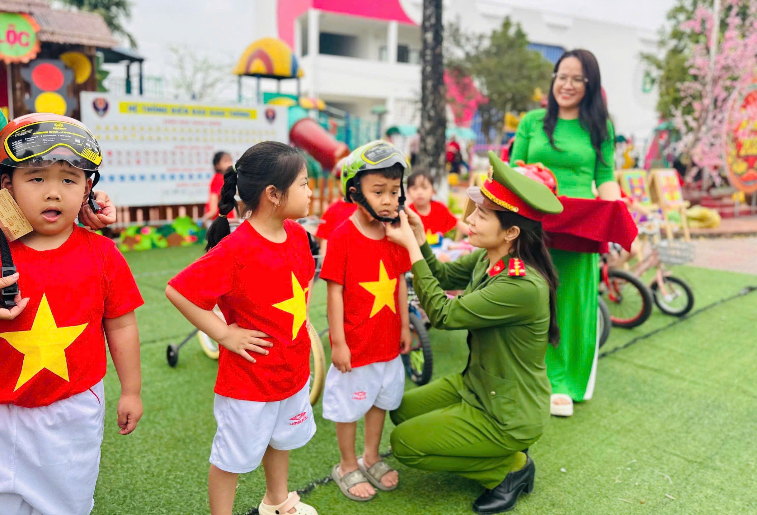 Công an xã Gia Lộc phối hợp tổ chức hoạt động ngoại khóa “Bé với an toàn giao thông”